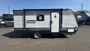 Een Coleman RV staat geparkeerd op een parkeerplaats.