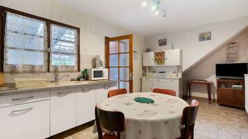 Fridge, microwave, stovetop, cookware/dishes/utensils