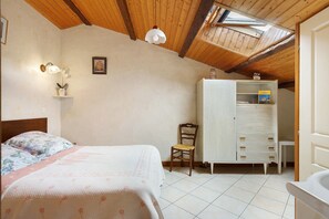 Room - Guest Room “Iris” with Shared Terrace and Private Garden (Semussac)