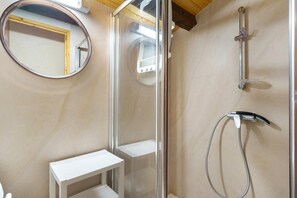 Bathroom - Guest Room “Iris” with Shared Terrace and Private Garden (Semussac)