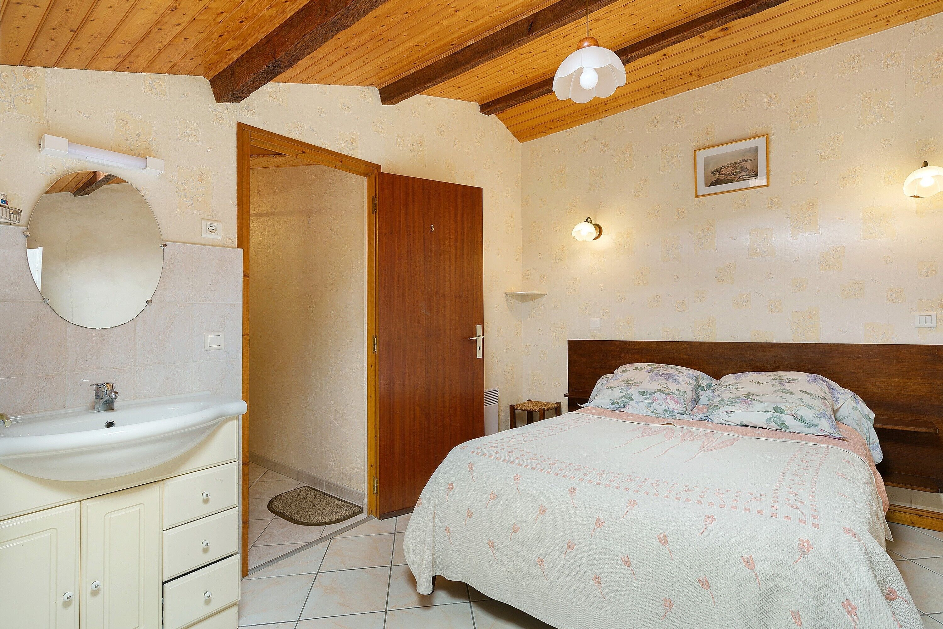 1 slaapkamer, een strijkplank/strijkijzer, beddengoed