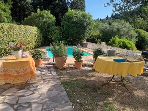 Outdoor dining - Renting a Provencal villa in Grasse, residential area, swimming pool, 7 sleeps (Grasse)