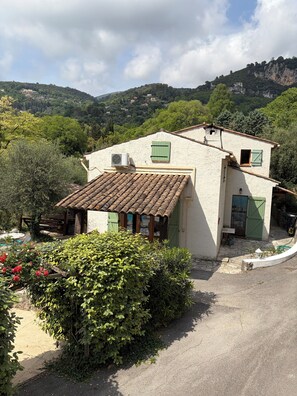 Exterior - Renting a Provencal villa in Grasse, residential area, swimming pool, 7 sleeps (Grasse)