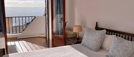 3 bedrooms, desk, iron/ironing board, internet