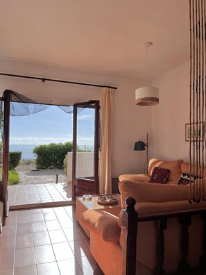 TV, books - Mirador d’Atzur-Beachfront property with sea views (L'Ampolla)