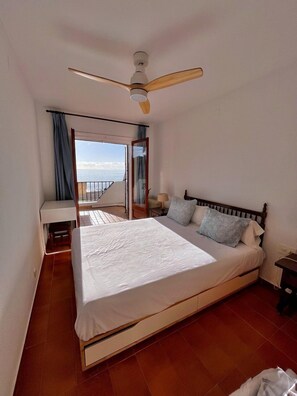 3 bedrooms, desk, iron/ironing board, Internet - Mirador d’Atzur-Beachfront property with sea views (L'Ampolla)
