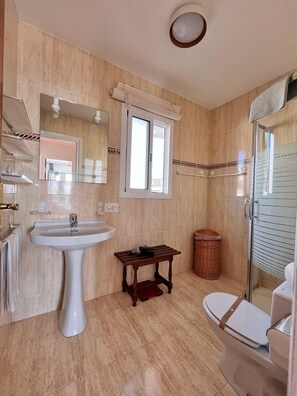 Shower, hair dryer, towels - Mirador d’Atzur-Beachfront property with sea views (L'Ampolla)