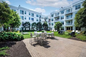 Outdoor dining - Downtown Stamford Apt | Walkable Location (Stamford, CT)