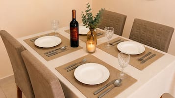Apartamento, sacada, vista para a cidade | Sala de jantar