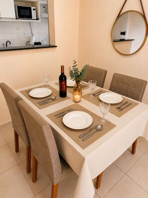 Apartamento, balcón, vistas a la ciudad | Comedor
