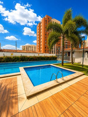Una piscina al aire libre