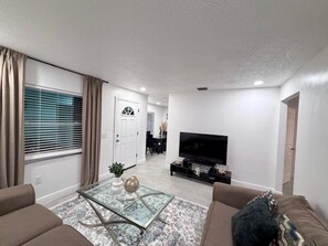 Smart TV - Spacious Cozy 2-bedroom house in charming Apopka (Apopka)
