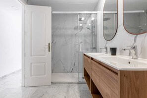 Shower, hair dryer, towels