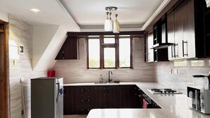 Căn hộ dành cho gia đình | Bếp riêng | Tủ lạnh, lò vi sóng, dụng cụ nấu nướng/bát dĩa/dao nĩa 