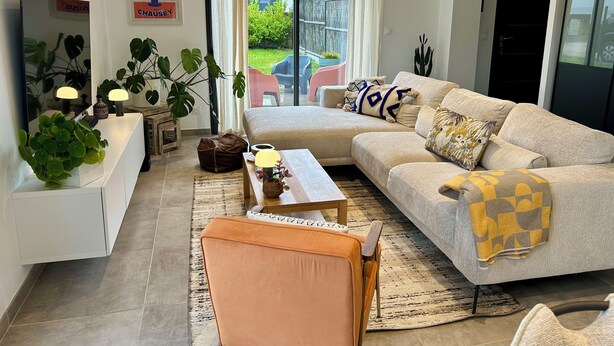 A modern living room with a sofa, coffee table, and a view of the outside. - Ti Pépin - Contemporary house - 5 min from the beach - Rated 3* furnished for tourism (Fouesnant)