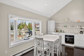 Fridge, microwave, oven, stovetop - Franklin St 8 Min walk to the boatslip (Provincetown)