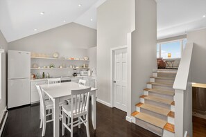 Dining - Franklin St 8 Min walk to the boatslip (Provincetown)