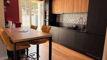 Coffee/tea maker, fridge, microwave, oven