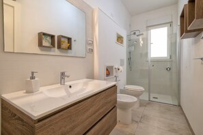Doccia, asciugacapelli, bidet, carta igienica