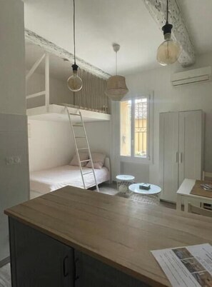 Iron/ironing board, WiFi, bed sheets - Studio in Old Antibes (Antibes)
