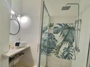 Shower, hair dryer, towels, soap - Studio in Old Antibes (Antibes)