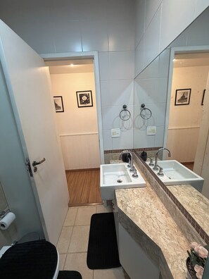 Haartrockner, Handtücher, Seife, Toilettenpapier