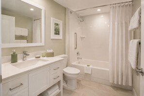 Superior-Zimmer | Badezimmer | Kostenlose Toilettenartikel, Haartrockner, Handtücher, Seife