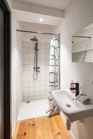 Bathroom - Two-bedroom Apartment by the River (Antwerp)