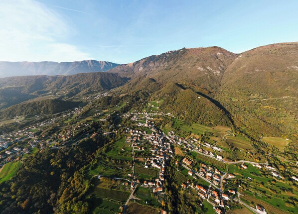 Aerial view - Five minutes from Caglieron Caves Park, apartment for families and couples. (Osigo)