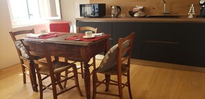 Dining - Five minutes from Caglieron Caves Park, apartment for families and couples. (Osigo)