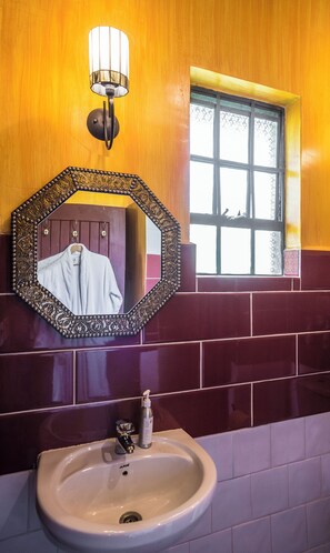 Shower, towels, soap, toilet paper - 2BR Poolside Apartment in a quiet Jungle Oasis (Nairobi)
