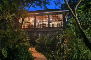 Exterior - 2BR Poolside Apartment in a quiet Jungle Oasis (Nairobi)