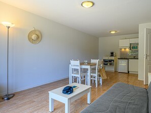 Apartment | Living room - Apartment Stay for 4 in Plescop (Plescop)