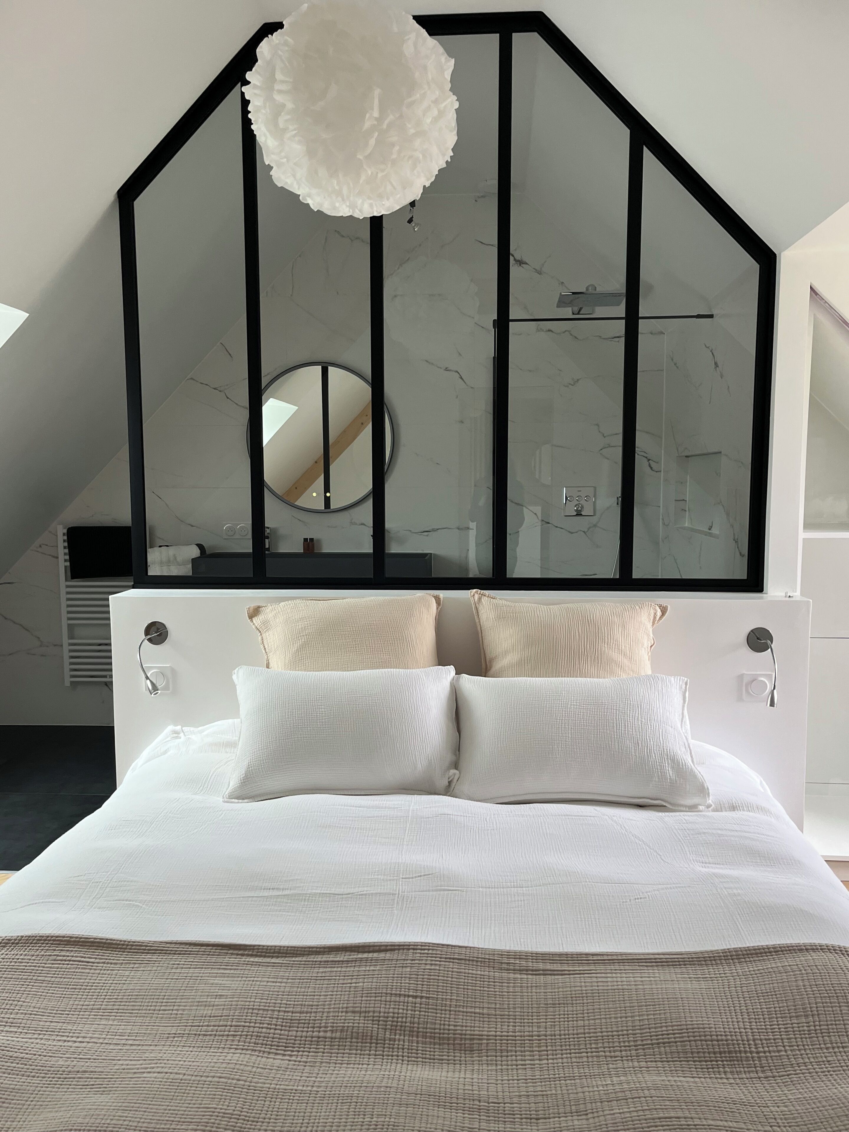 Tabla de planchar con plancha, wifi y ropa de cama 