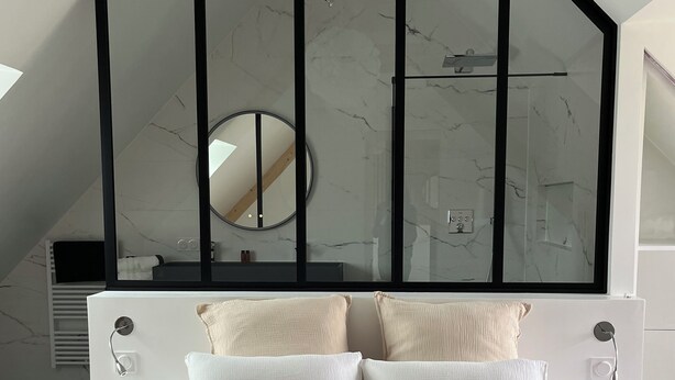 A bedroom with a white bed, a large mirror, and a modern ceiling design. - Le pressoir, calm and nature - 5min Honfleur (Équemauville)