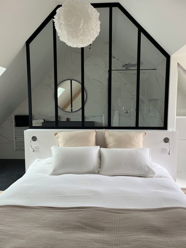 A bedroom with a white bed, a large mirror, and a modern ceiling design. - Le pressoir, calm and nature - 5min Honfleur ( Équemauville)