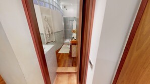 Douche, sèche-cheveux, bidet, serviettes fournies