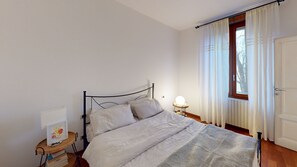 Iron/ironing board, WiFi, bed sheets - De Angeli Home, not far from City Life, via Marghera and C.so Vercelli (Milano)