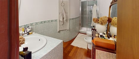 Regadera, secadora de cabello, bidet, toallas