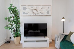 Living area - Stylish 3 Bed Home| Sleeps 6| Free parking (Droylsden)