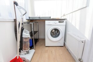 Interior - Stylish 3 Bed Home| Sleeps 6| Free parking (Droylsden)