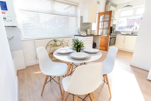 Dining - Stylish 3 Bed Home| Sleeps 6| Free parking (Droylsden)