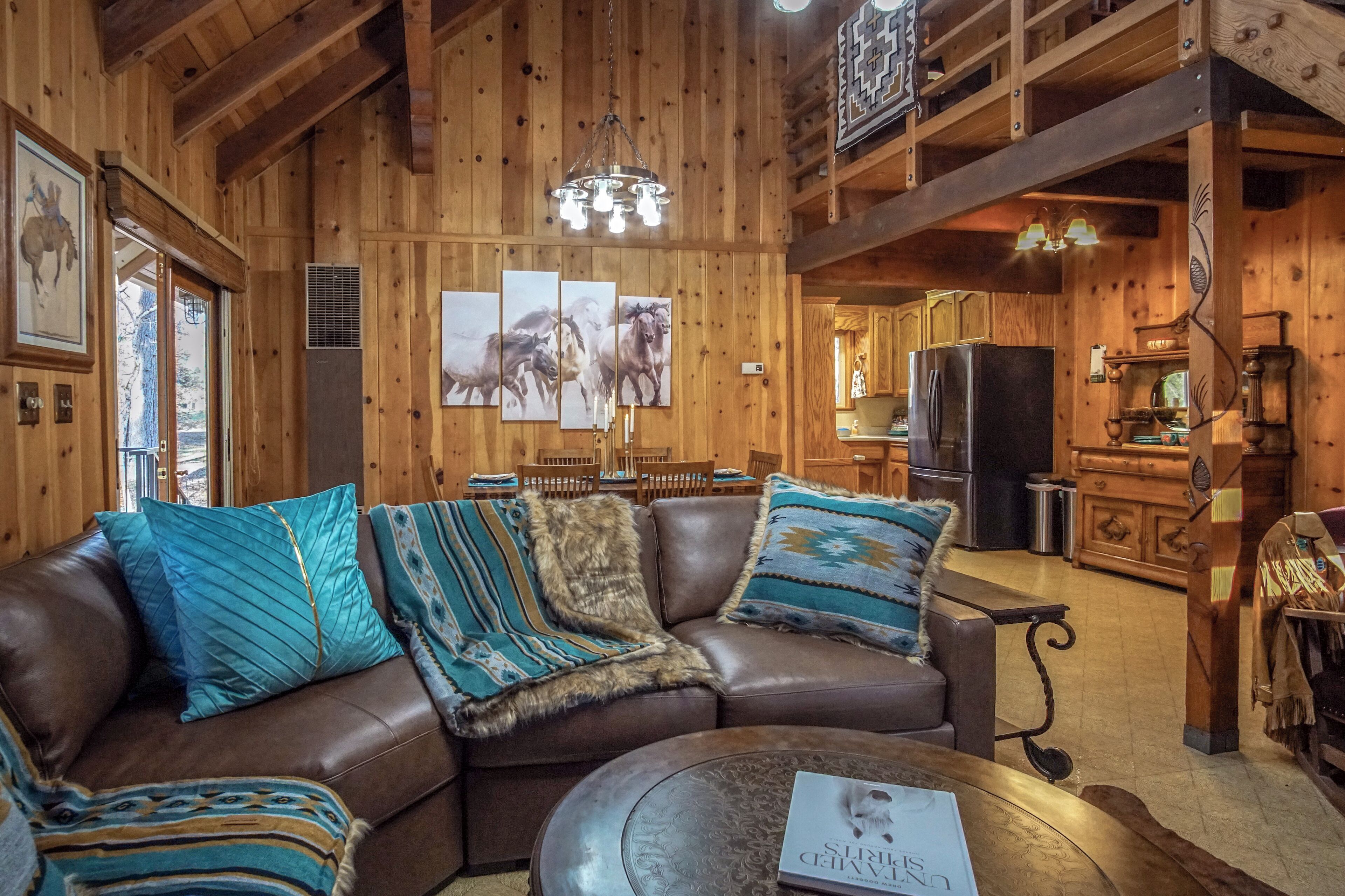 Smart TV, chimenea y libros 
