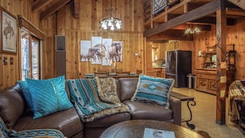 Smart TV, chimenea y libros