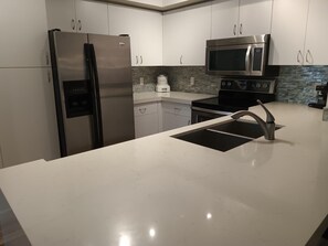 Fridge, microwave, oven, stovetop - Walking distance to Beach and Mall Cozy modern apartment relaxing view of trees (Miami)