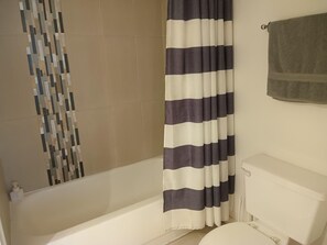 Hair dryer, towels, soap, toilet paper - Walking distance to Beach and Mall Cozy modern apartment relaxing view of trees (Miami)