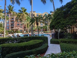 Outdoor pool, a heated pool - Walking distance to Beach and Mall Cozy modern apartment relaxing view of trees (Miami)
