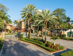 Property grounds - Walking distance to Beach and Mall Cozy modern apartment relaxing view of trees (Miami)