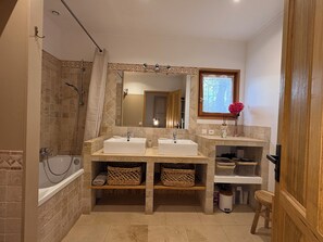 Shower, hair dryer, towels, soap - Villa Oria Piscine & charme near Uzès 6 to 8 pers (Saint-Quentin-la-Poterie)