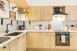Een koelkast, een magnetron, een oven, een kookplaat